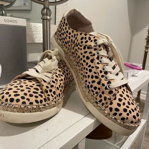 Cute cheetah casual shoes!